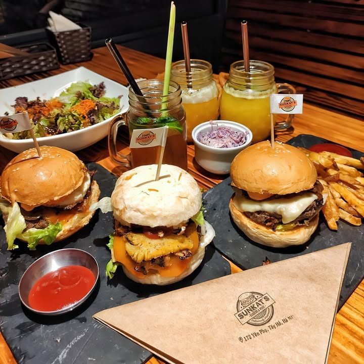 Set ba burger, khoai tây chiên, salad và nước trái cây tại quán burger