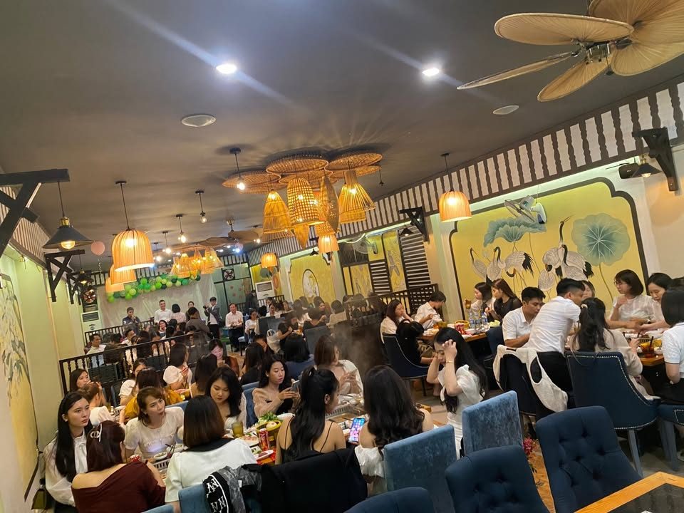 Nhà hàng đông kín khách vào buổi tối